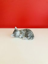 Slapende kat klein grijs gestreept 9 cm hoog - kitten - poes - polyester - polystone - beeld - tuinbeeld - hoogkwalitatieve kunststof - decoratiefiguur - interieur - accessoire - v