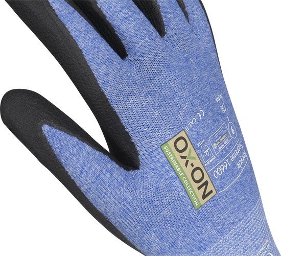 Detail van een blauwe handschoen met zwarte vingers en met het label 'Recycle Supreme 16600'.