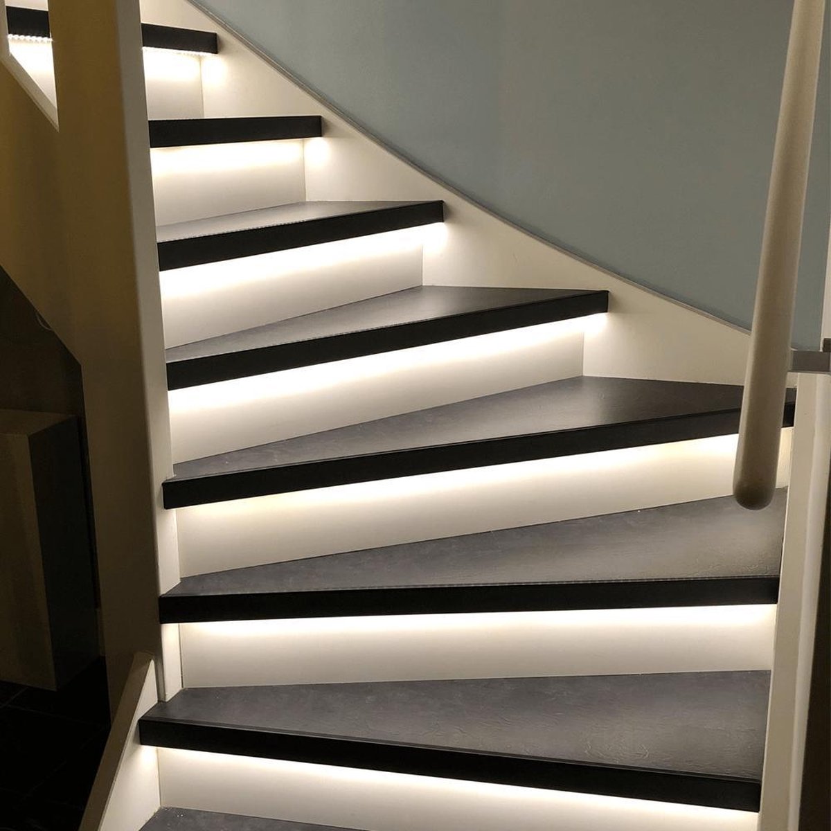 Kit complet pour 10-16 niveaux | Blanc clair/blanc neutre 4000 K 16 Stufen Éclairage LED pour marches d'escalier avec détecteur de mouvement 3 boutons de commande 