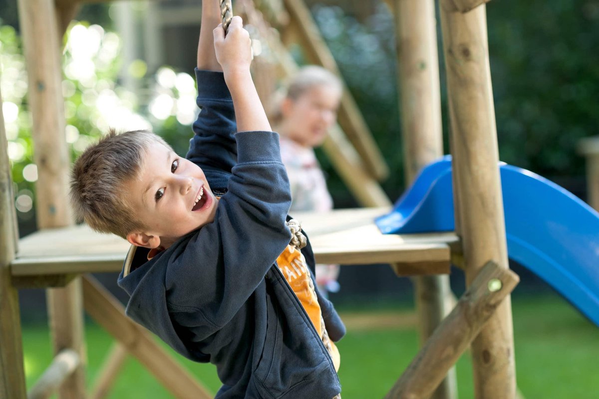 Houten Speeltoestel Niels (SwingKing) | Speeltoren met Glijbaan en Dubbele Schommel voor Buiten in de Tuin | FSC Hout - Glijbaan Violet — afbeelding 9