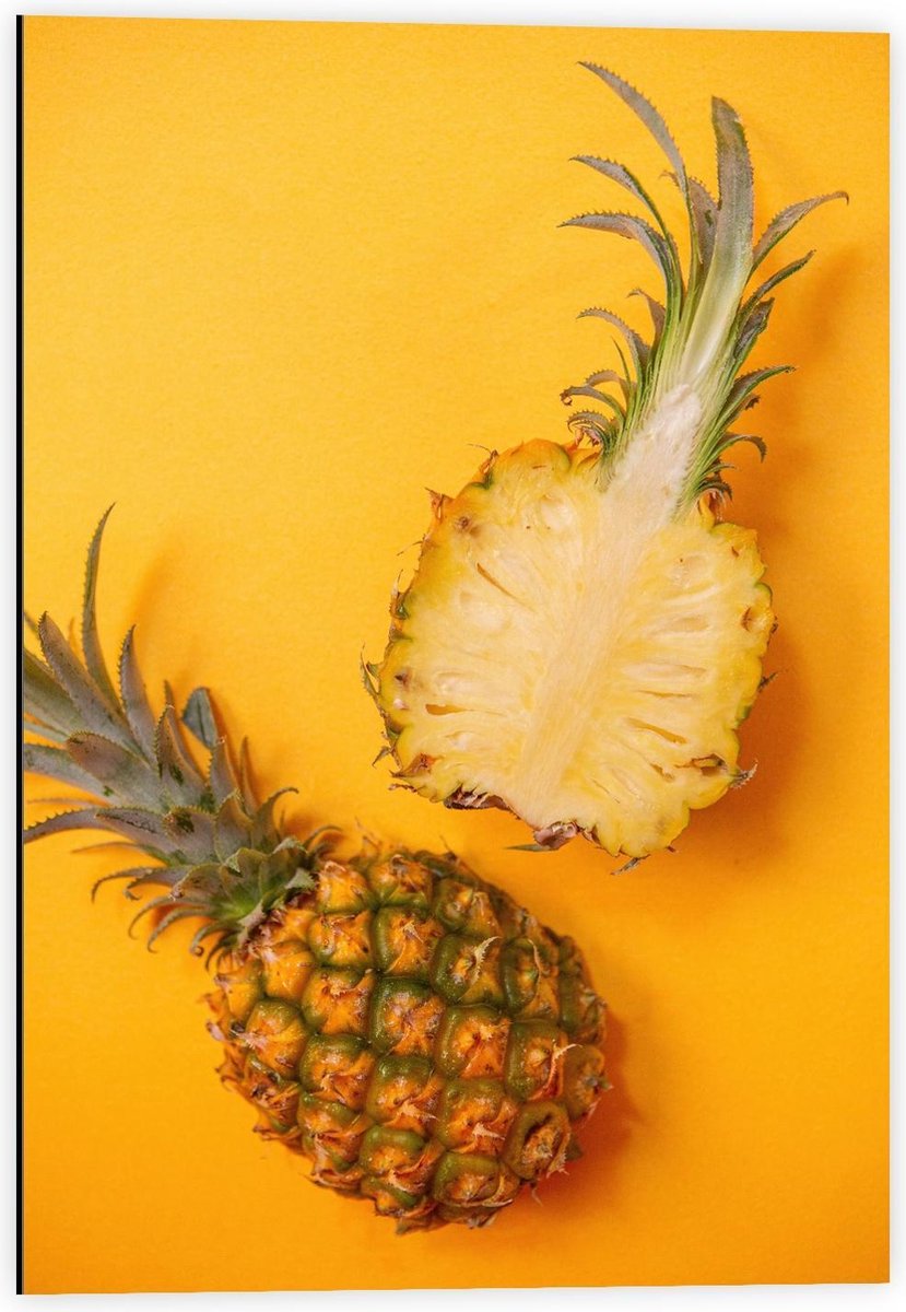 Dibond - Door midden gesneden Ananas op Gele Achtergrond - 40x60cm Foto op Aluminium (Wanddecoratie van metaal)