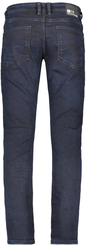 Achterkant van een donkerblauwe jeans met zakken en een bruin label.