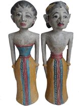 Bruidscadeau huwelijksgeschenk beeldjes Javaans bruidspaar Loro Blonyo hoog 35 cm lang 9 cm breed 10 cm van hout kleuren rood  blauw zwart wit geel.