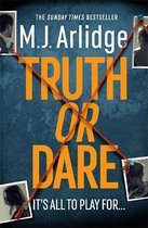 Boekcover met de titel 'Truth or Dare' van M.J. Arlidge, met foto's en oranje touw.