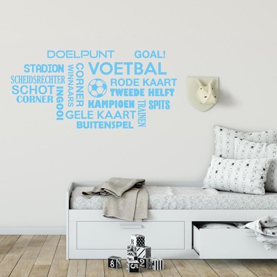 Muursticker Voetbal Woorden Wolk - Lichtblauw - 120 x 56 cm - baby en kinderkamer nederlandse teksten