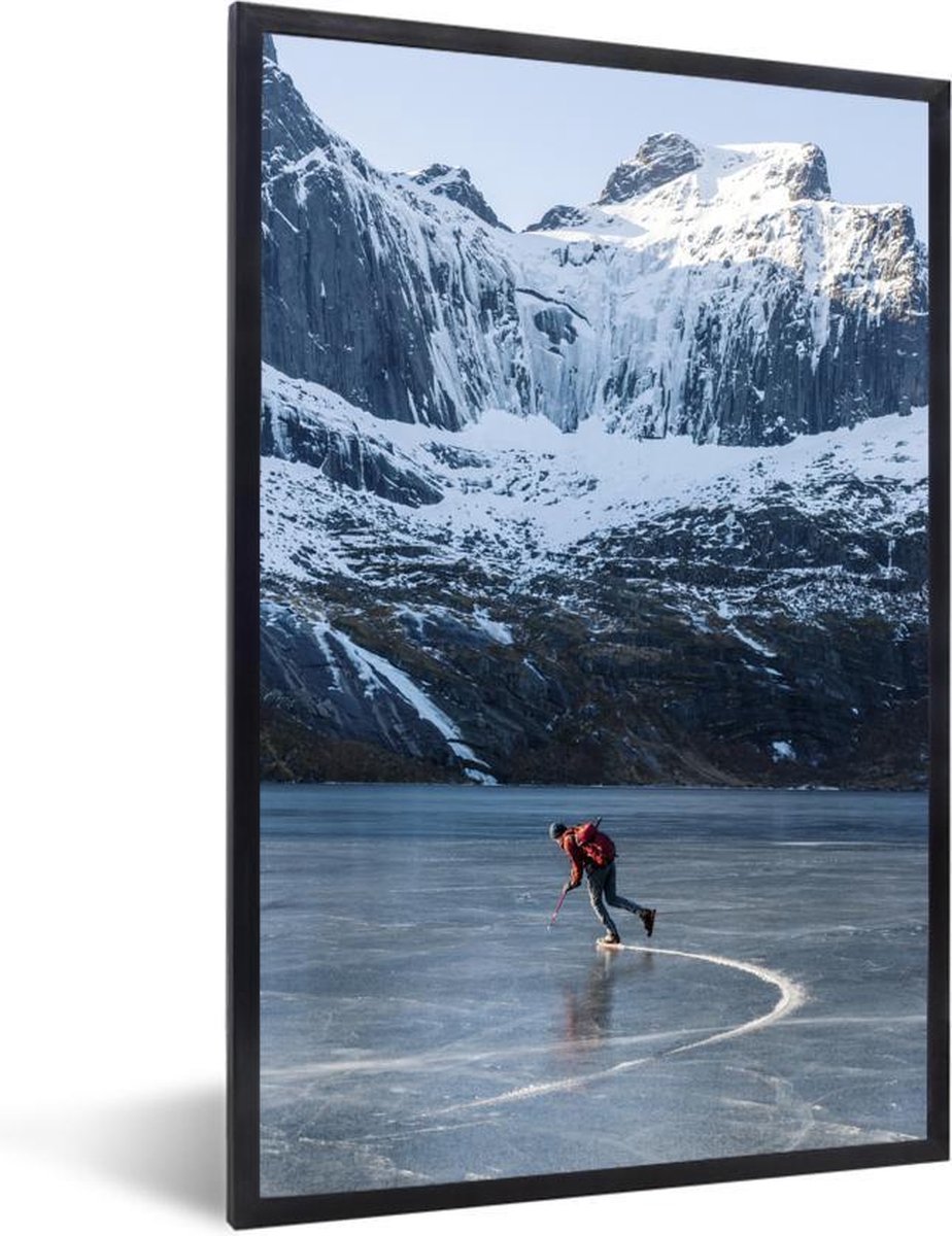 Schaatser op het ijs tussen de bergen fotolijst zwart zonder passe partout Schaatser op het ijs tussen de bergen fotolijst zwart zonder passe partout
