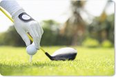 Muismat Golfen - Een golfer legt met zijn handschoen de bal klaar op een tee muismat rubber - 27x18 cm - Muismat met foto