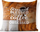 Buitenkussens - Tuin - Koffie quote 'Stressed, blessed and coffee obsessed' met een achtergrond met koffie - 45x45 cm
