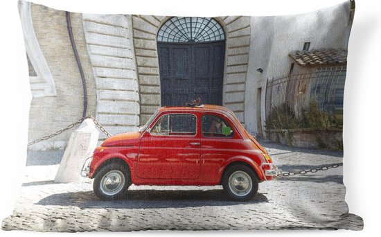 Buitenkussens - Tuin - Rode vintage auto geparkeerd in de straten van Rome - 50x30 cm
