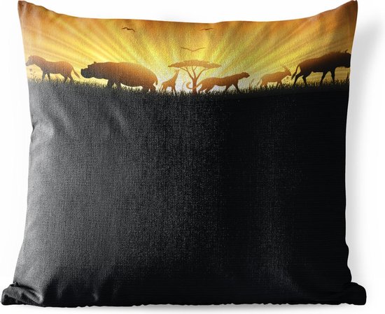Sierkussen Afrika illustratie voor buiten - Een illustratie van een zonsopgang bij een Afrikaans landschap - 50x50 cm - vierkant weerbestendig tuinkussen / tuinmeubelkussen van polyester