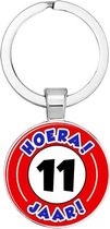 Akyol - Hoera 11 jaar Sleutelhanger - Verjaardag - Jarige job - Leuke kado voor iemand die bijna jarig is - 2,5 x 2,5 CM