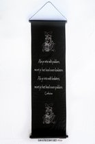 Confucius - Wanddoek - Wandkleed - Wanddecoratie - Muurdecoratie - Spreuken - Meditatie - Filosofie - Spiritualiteit - Zwart Doek - Witte Tekst - 122 x 35 cm.