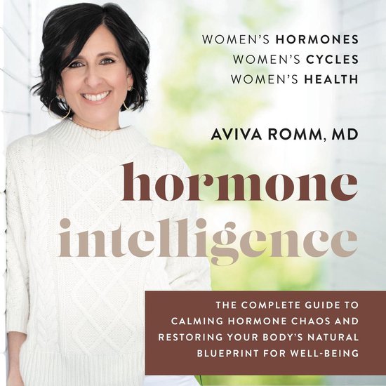 Femme souriante portant un pull blanc. Titre : hormone intelligence. Guide pour calmer le chaos hormonal et restaurer le bien-être.