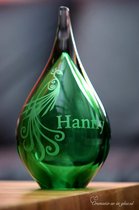 Urn met gravure van een pauw én naam- Urn van glas met naam en symbool gezandstraald-Mini urn-transparant groen-50ml inhoud-14 cm hoog-Deelbestemming urn Mens-Urn Dierbare-Herdenke