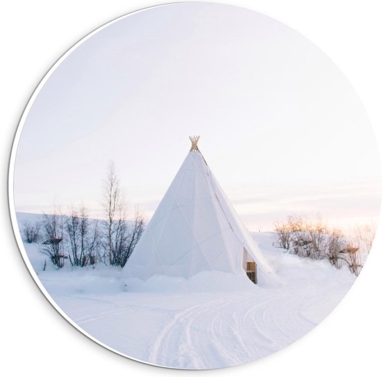 Forex Wandcirkel - Witte Tippie Tent in de Sneeuw - 20x20cm Foto op Wandcirkel (met ophangsysteem)