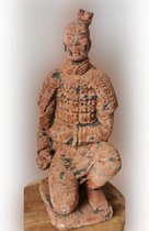 Knielende krijger | 20x20x58cm | terra cotta