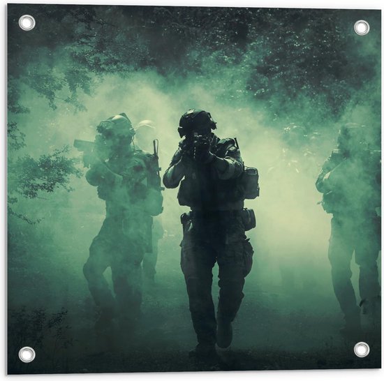 Tuinposter – Mannen met Geweer in de Rook - 50x50cm Foto op Tuinposter  (wanddecoratie voor buiten en binnen)