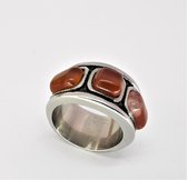 Edelstaal brede ring met 3 rode agaat edelsteen - Maat 18. Deze ring is zowel voor dame en heer en ook mooi als duimring