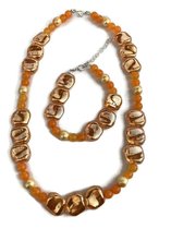 UITVERKOOP !!Petra's Sieradenwereld - Handgemaakte sieradenset (ketting en armband) met oranje glaskralen en ijsparels en oranje goudkleurige schelpkralen (906)