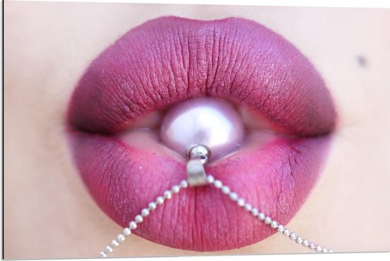 Dibond - Lippen met Parel - 90x60cm Foto op Aluminium (Met Ophangsysteem)