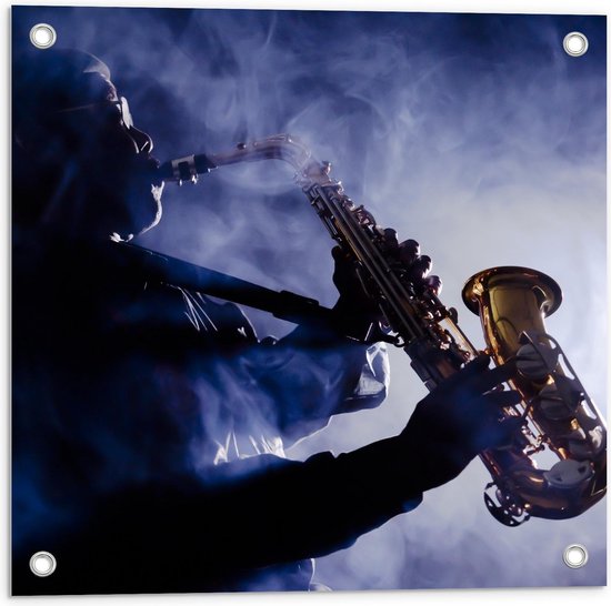 Tuinposter – Saxofoonspeler bij Blauwe Lampen met Rook - 50x50cm Foto op Tuinposter  (wanddecoratie voor buiten en binnen)
