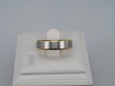 Edelstaal goudkleurig ring met mat zilverkleurig band in midden, maat 21. Deze ring is zowel geschikt voor dame of heer.