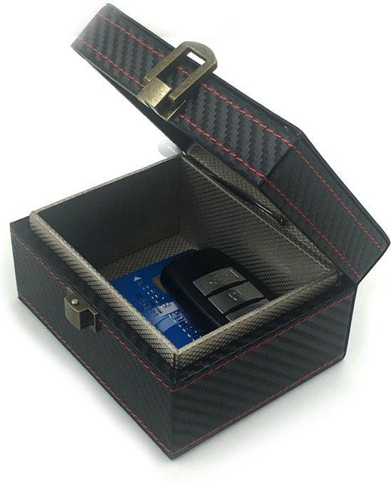 Zwarte, carbon-look doos met rode stiksels, open met een sleutel en bankpas erin.