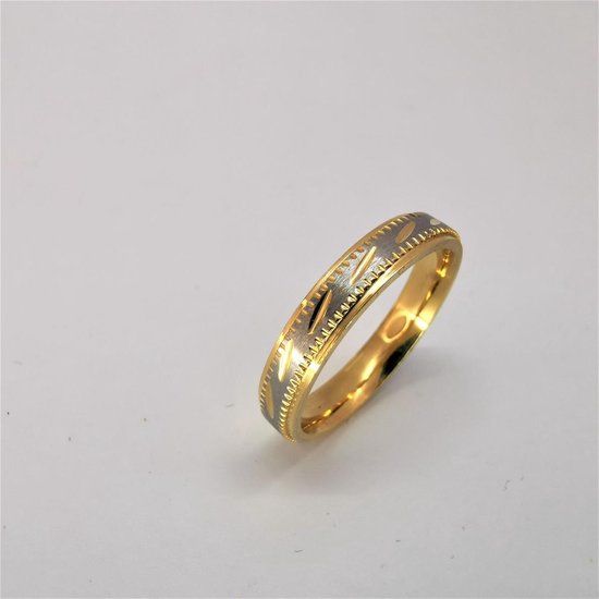 Edelstaal goudkleur ring met geborsteld zilverkleurig oppervlak en goudkleur schuin streep erin verwerkt. Deze ring is zowel geschikt voor dames en heren. maat 17