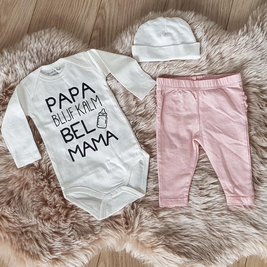 Wit rompertje met lange mouwen, met de tekst 'PAPA BLIJF KALM BEL MAMA' en een flesafbeelding. Bijpassende roze broek en witte muts.