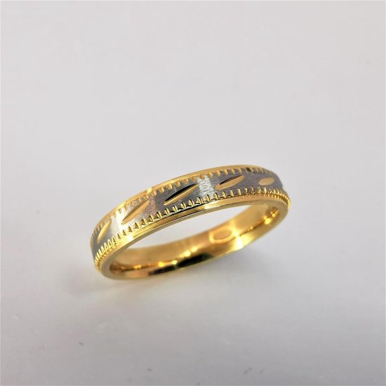 Edelstaal goudkleur ring met geborsteld zilver oppervlak en goudkleur schuin streep erin verwerkt. Deze ring is zowel geschikt voor dames en heren. maat 20