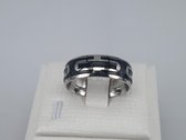 RVS ring zilverkleurig met gedeeltelijk zwart gecoat Bolle uit gegraveerd, maat 18, deze ring is zowel geschikt voor dame of heer in de kleur zilver en zwart.