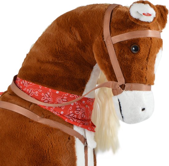 Bruin pluche paard met blonde manen, witte snuit en rode bandana.
