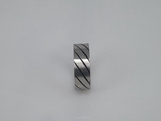 Edelstaal ring zilver kleur met schuin dunne streep zwart coating. maat 21. Deze ring is zowel geschikt voor dame of heer. - Lili 41