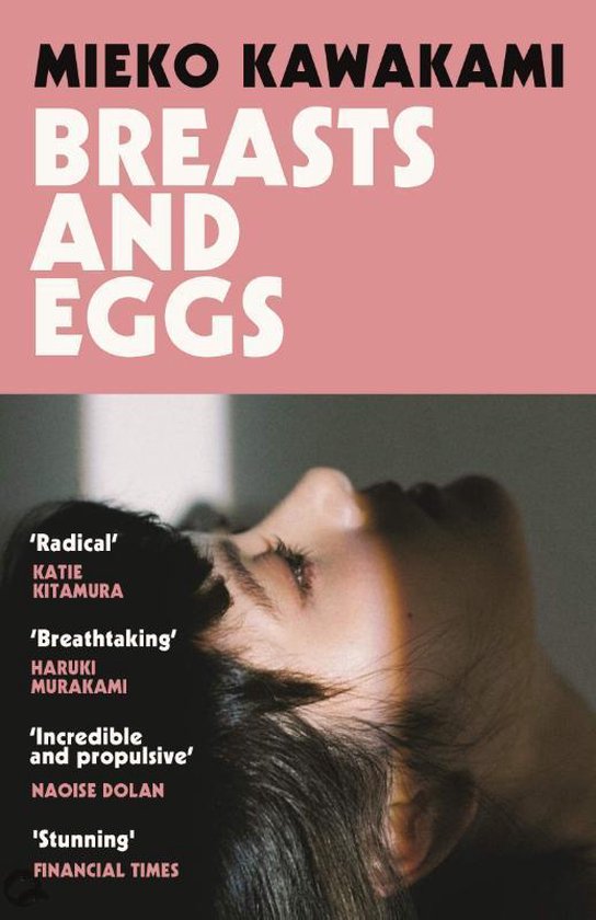 Boekomslag van 'Breasts and Eggs' van Mieko Kawakami, met een close-up van een vrouw van opzij.