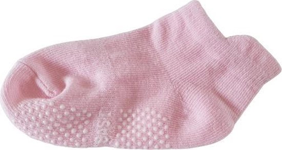 Roze enkelsokje met witte antislip nopjes op de zool.