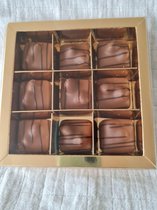 Paascadeau- Handmade Belgische Bonbons Hazelino Relatiegeschenk Verjaardag  9 stuks in luxe giftbox
