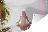 Tuinposters buiten Een vrouw beoefend yoga op een pier - 90x60 cm - Tuindoek - Buitenposter