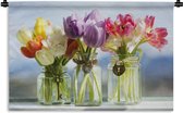 Wandkleed Planten in de vensterbank - Drie vazen met kleurrijke bloemen in een vensterbank Wandkleed katoen 90x60 cm - Wandtapijt met foto