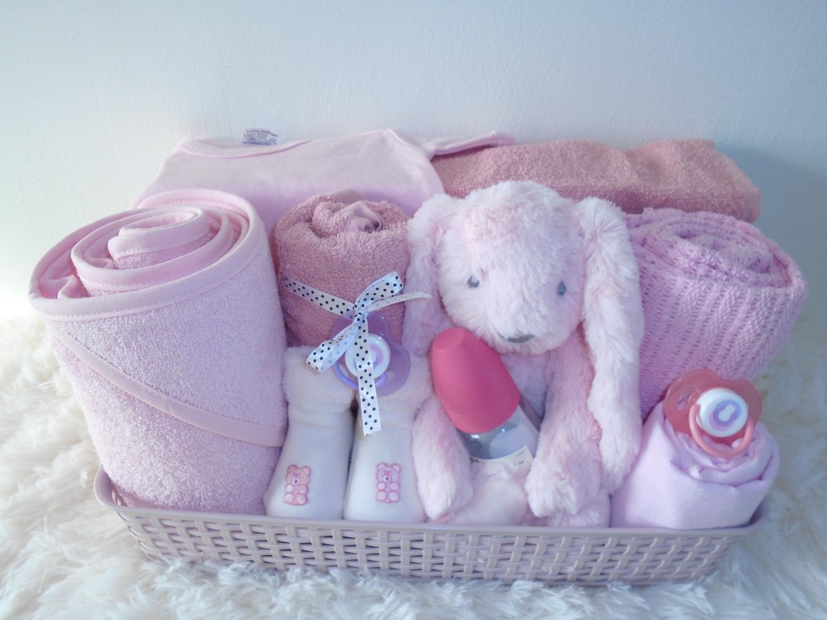 grote-geschenkmand-voor-een-pasgeboren-baby-meisje-bol
