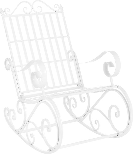 Witte metalen schommelstoel met decoratieve krullen op de armleuningen en wielen, in perspectief weergegeven.