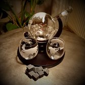 Whiskey decanteerset wereldbol - Unieke ronde basis - Incl. 4 glazen, Trechter en 9 Whiskeystenen. - Cadeau - Kado