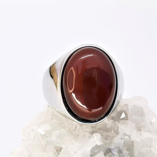 Ovale brede zegelring in edelstaal met robijnrood agaat edelsteen maat 21. Deze geweldige ring is mooie zelf te dragen of iemand cadeau te geven.