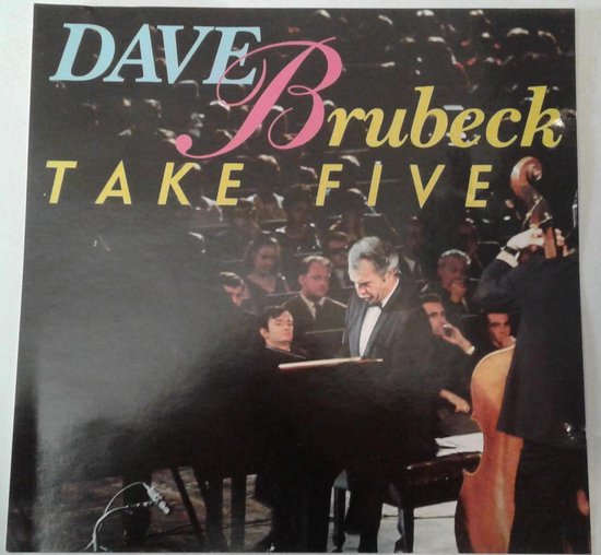 Voorkant van de Dave Brubeck Take Five CD. Dave Brubeck dirigeert een orkest.