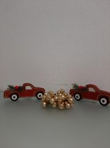 Twee houten kerstauto's met kerstballen