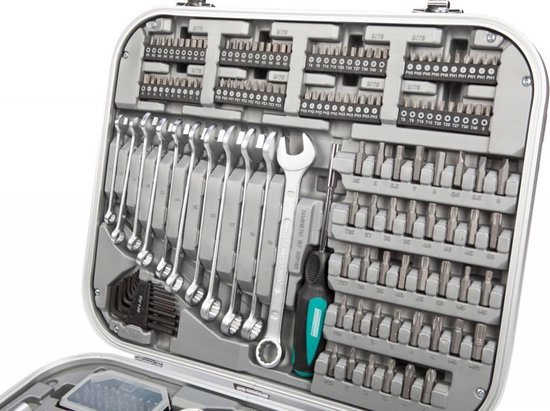 Gereedschapskoffer met diverse moersleutels, doppen en bits.