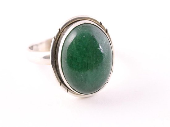 Ovale zilveren ring met jade - maat 17.5