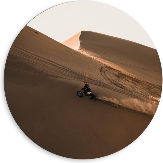 Dibond Wandcirkel - Oranje Motorcrosser op Woestijnheuvels - 80x80cm Foto op Aluminium Wandcirkel (met ophangsysteem)