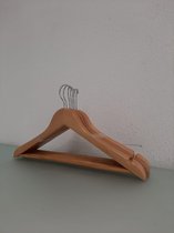 Zeven luxe houten kledinghangers