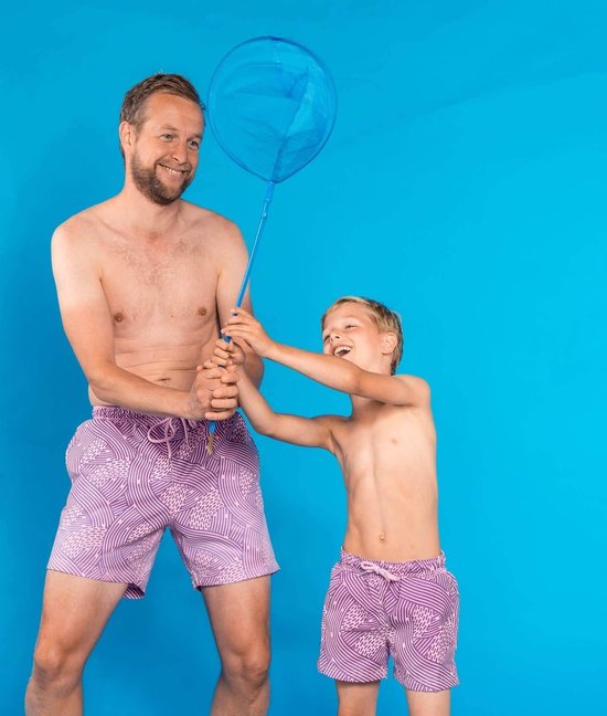Man en jongen met paarse zwembroeken met cirkelpatroon, houden een blauw schepnet vast.