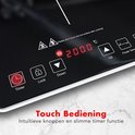 Close-up van de linkerzone van een zwarte inductie kookplaat met touch bediening, 2000W.